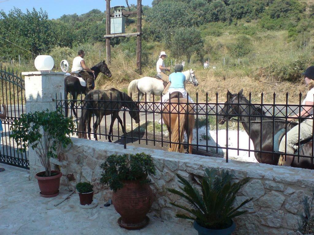 Lazaratos Hotel Kouvalata Bagian luar foto